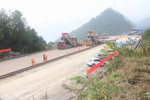 公路碎石鋪設現場