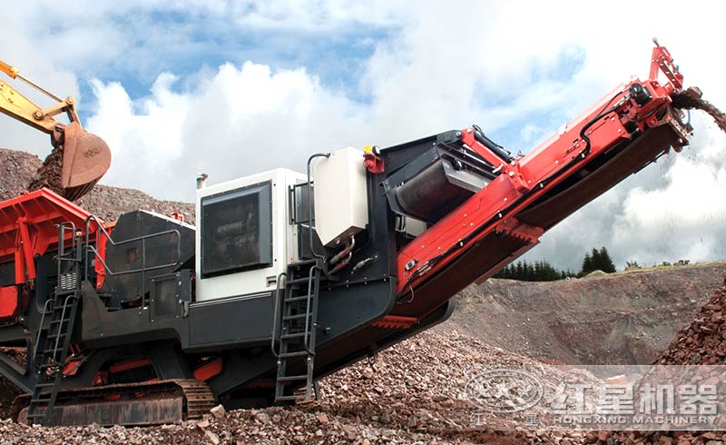 正在工作的移動式建筑垃圾粉碎機