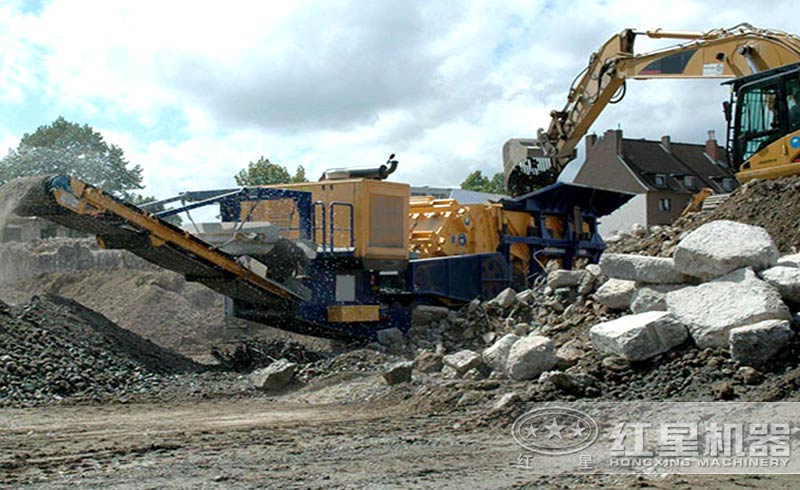 運作中的移動式建筑垃圾粉碎機 運作中的移動式建筑垃圾粉碎機