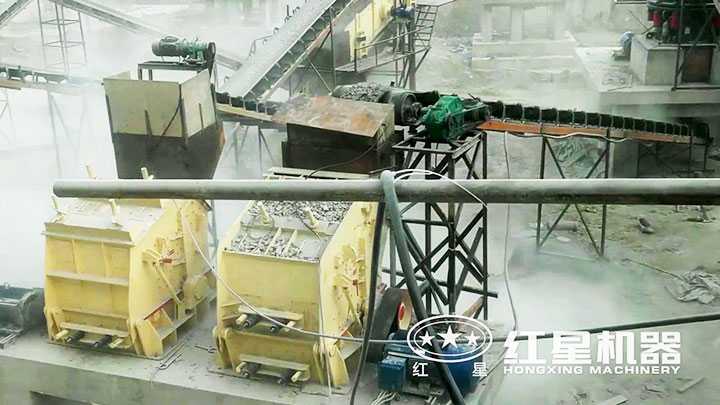 綠色反擊式破碎機砂石生產現場