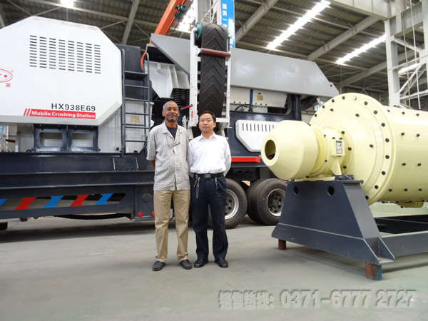 紅星移動式破碎機(客戶合影) 紅星移動式破碎機(客戶合影)