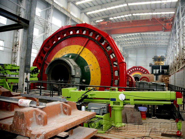 自磨機現場工作圖