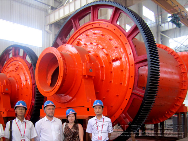 球磨機生產廠區(客戶合影) 球磨機生產廠區(客戶合影)