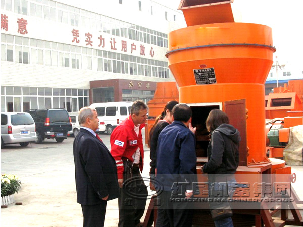 石灰石磨粉機客戶參觀