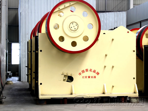 高產(chǎn)顎式破碎機(jī)