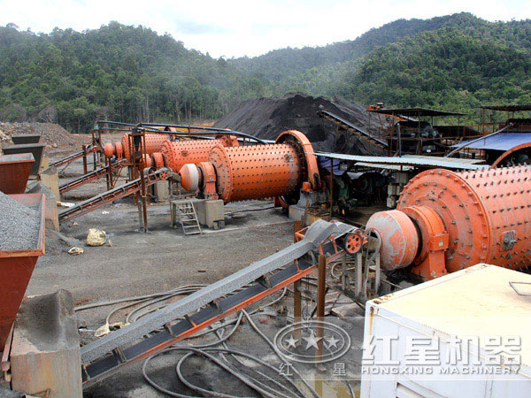 球磨機現(xiàn)場工作圖 球磨機現(xiàn)場工作圖