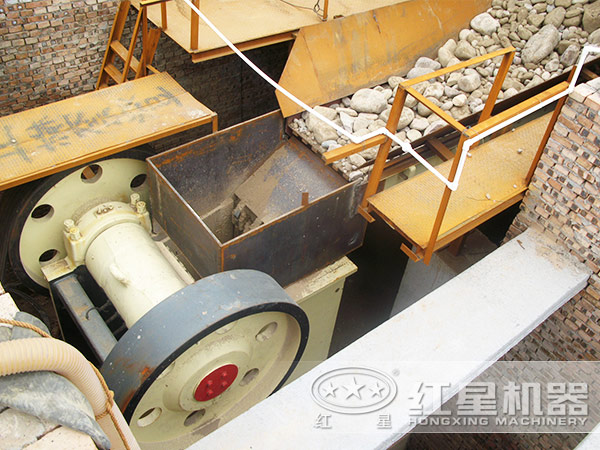 鄂式破碎機現(xiàn)場圖 鄂式破碎機現(xiàn)場圖