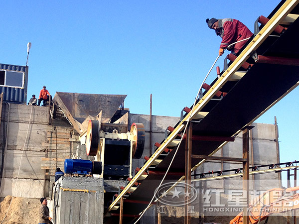 石塊破碎機現場工作圖 石塊破碎機現場工作圖