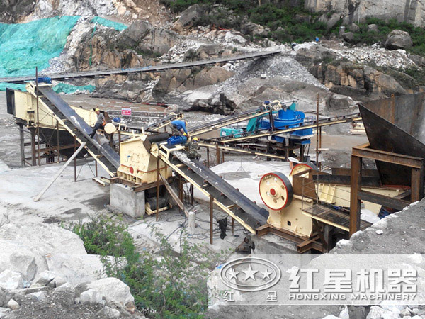 鄂式破碎機現場工作圖