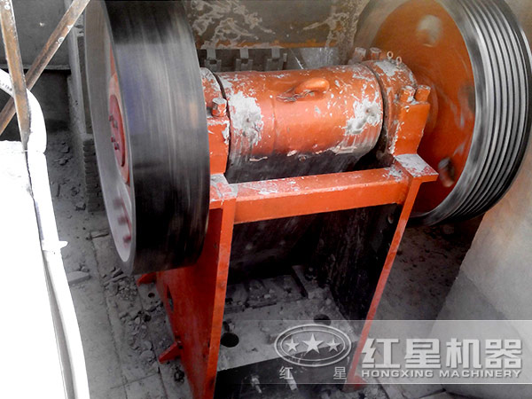 石塊破碎機現場工作圖