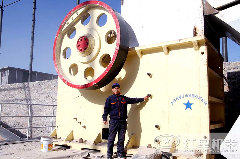 顎式破碎機的加工現場圖