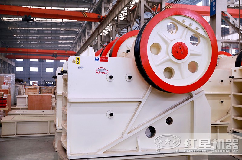 鄂式石子破碎機生產車間