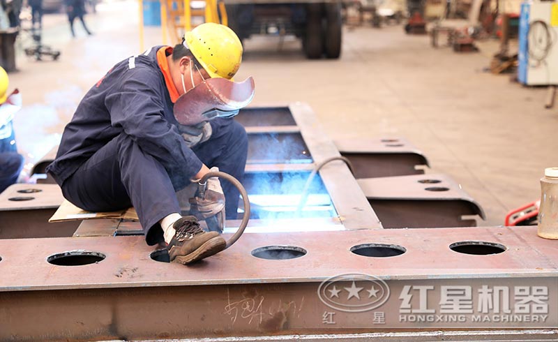 紅星機器全自動智能制砂機工人作業圖 紅星機器全自動智能制砂機工人作業圖