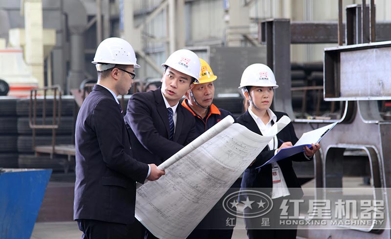 紅星機(jī)器技術(shù)人員為客戶定制方案