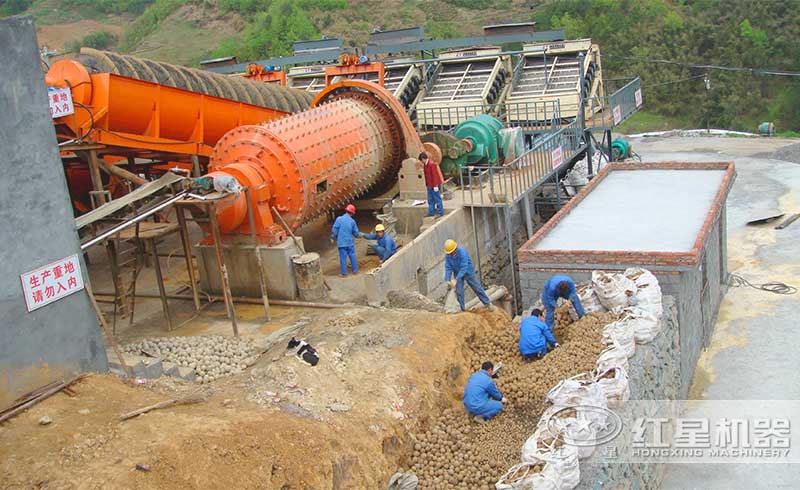 鉛鋅礦球磨機作業現場