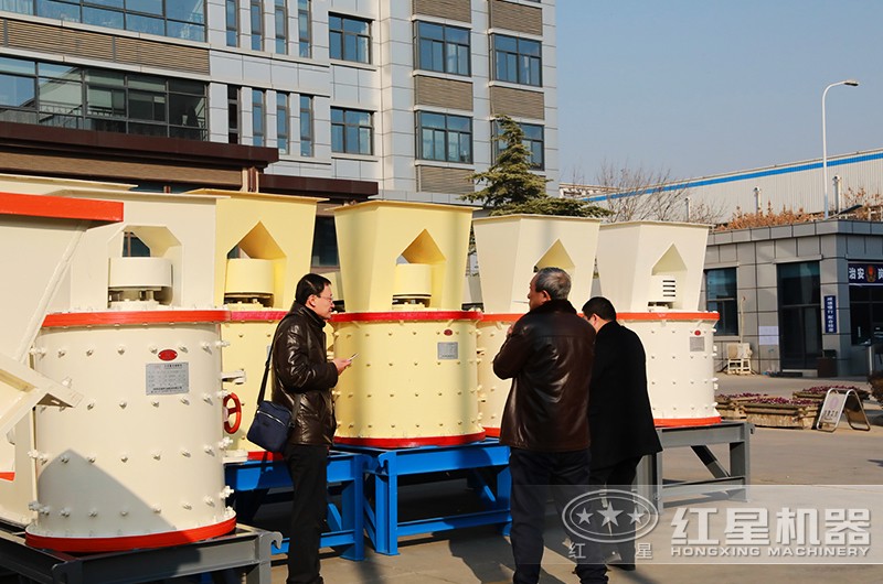 用戶參觀紅星數控立式制砂機 用戶參觀紅星數控立式制砂機