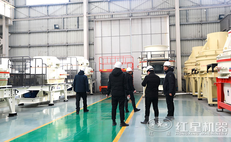 客戶參觀紅星機(jī)器石英砂制砂機(jī)