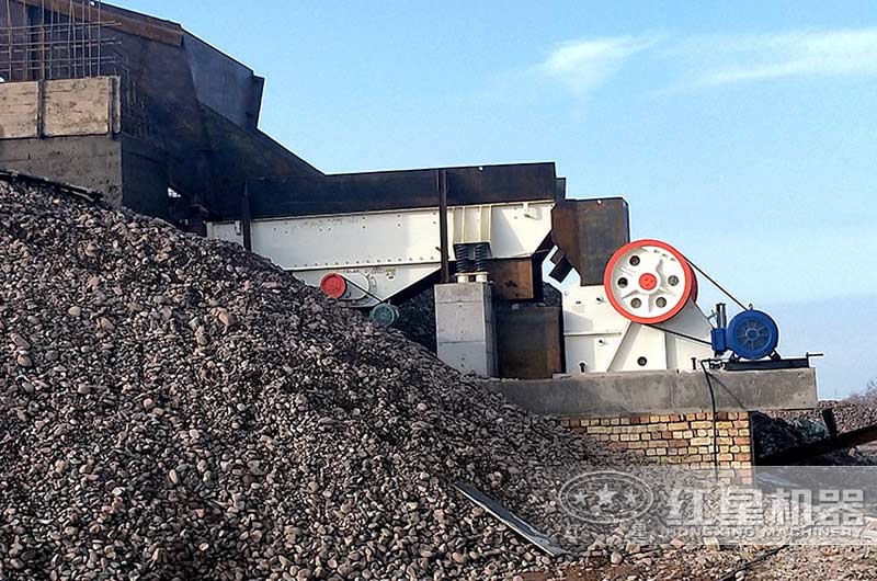 912顎式破碎機(jī)作業(yè)現(xiàn)場(chǎng) 912顎式破碎機(jī)作業(yè)現(xiàn)場(chǎng)