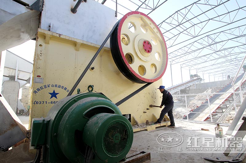 石頭破碎機作業現場 石頭破碎機作業現場