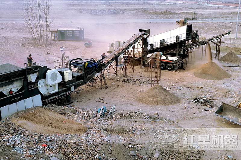 可移動(dòng)石子破碎機(jī)設(shè)備作業(yè)現(xiàn)場(chǎng)