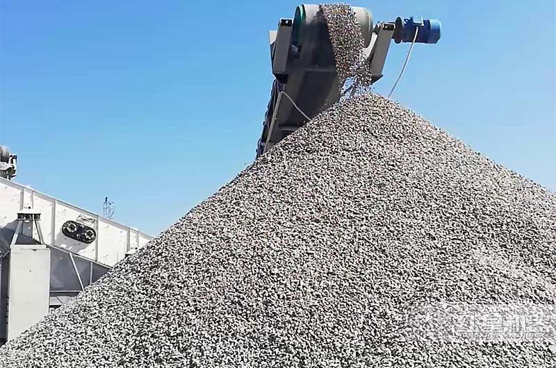 砂石生產線現場的石子成品堆 砂石生產線現場的石子成品堆