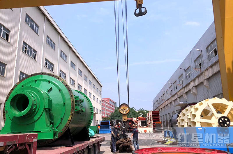 紅星機器大型球磨機裝車發貨中