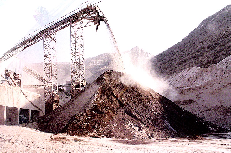 正在工作中的采石場 正在工作中的采石場