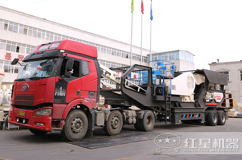 移動式碎石破碎機直接開往客戶現(xiàn)場 移動式碎石破碎機直接開往客戶現(xiàn)場