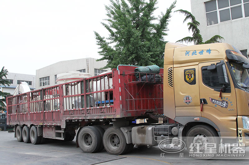 超細粉磨機裝車完畢、準備發貨